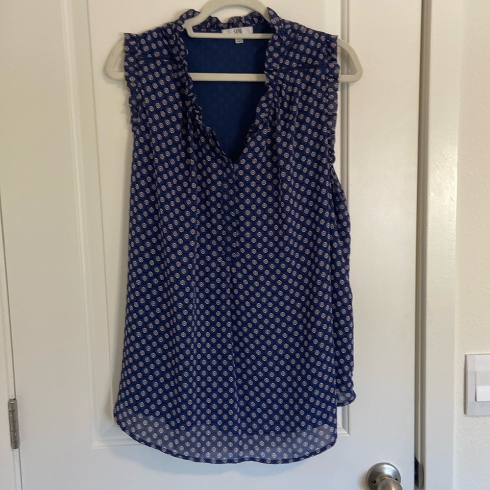 Q&A 3X sleeveless shell with a v-neck in navy blue with white flowers